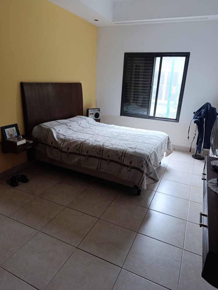 CASA CON GRAN TERRENO A METROS DE GRAL PAZ