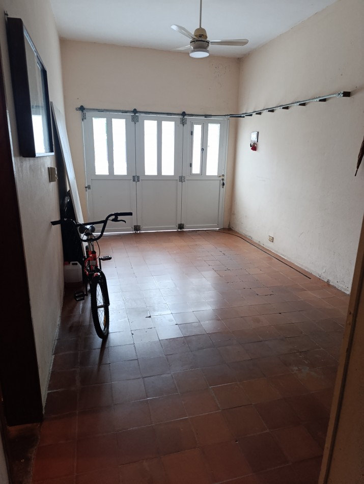 CASA CON GRAN TERRENO A METROS DE GRAL PAZ