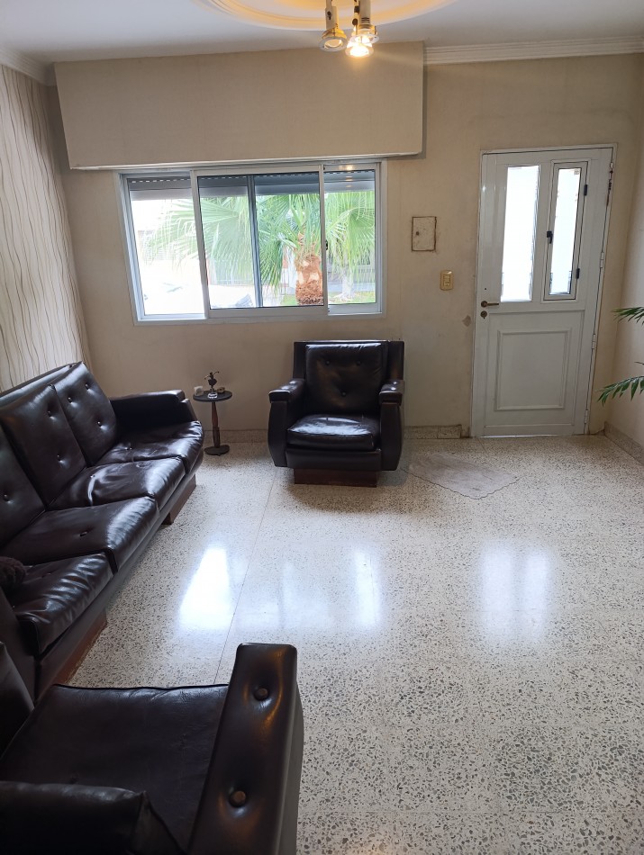CASA CON GRAN TERRENO A METROS DE GRAL PAZ