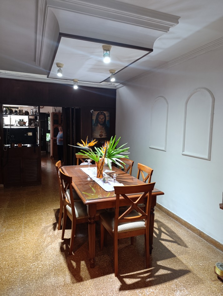 CASA CON GRAN TERRENO A METROS DE GRAL PAZ