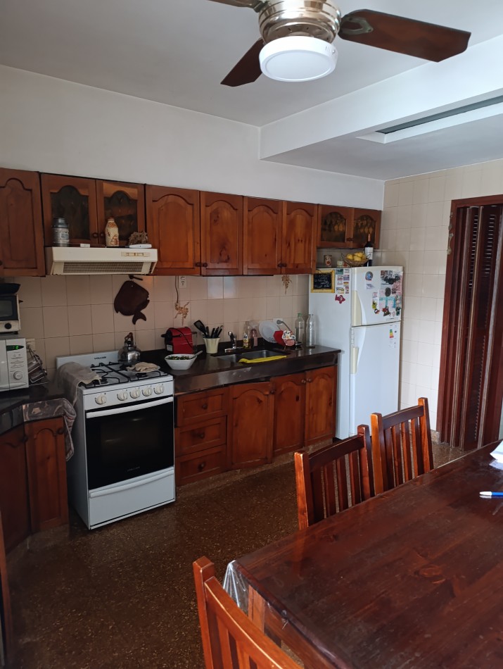 CASA CON GRAN TERRENO A METROS DE GRAL PAZ