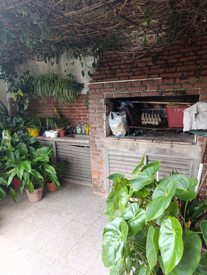 CASA CON GRAN TERRENO A METROS DE GRAL PAZ