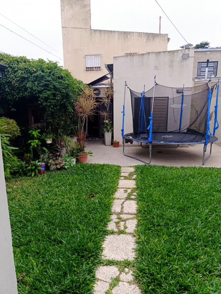 CASA CON GRAN TERRENO A METROS DE GRAL PAZ