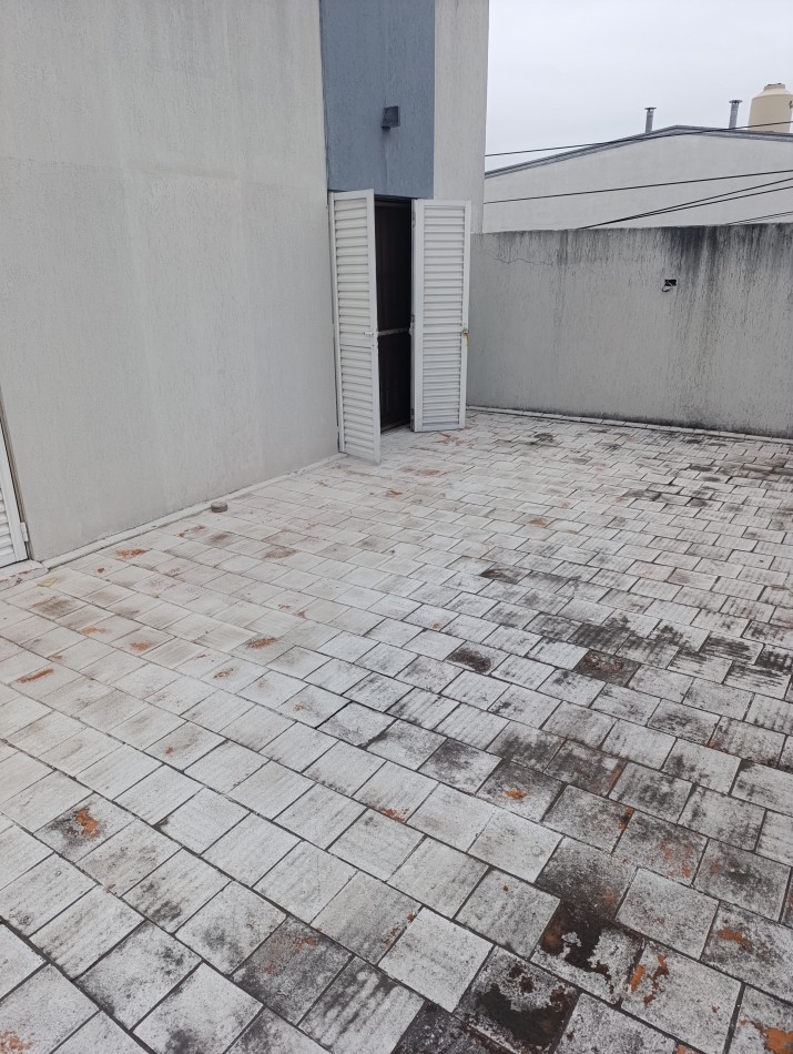 CASA CON GRAN TERRENO A METROS DE GRAL PAZ