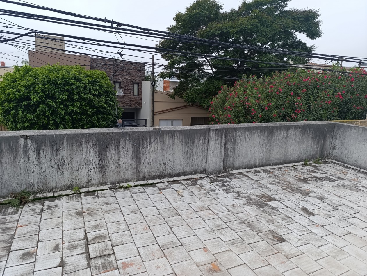 CASA CON GRAN TERRENO A METROS DE GRAL PAZ