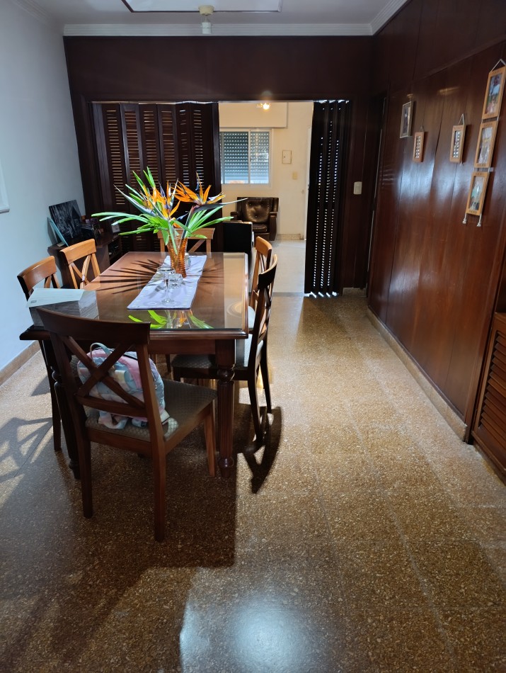 CASA CON GRAN TERRENO A METROS DE GRAL PAZ