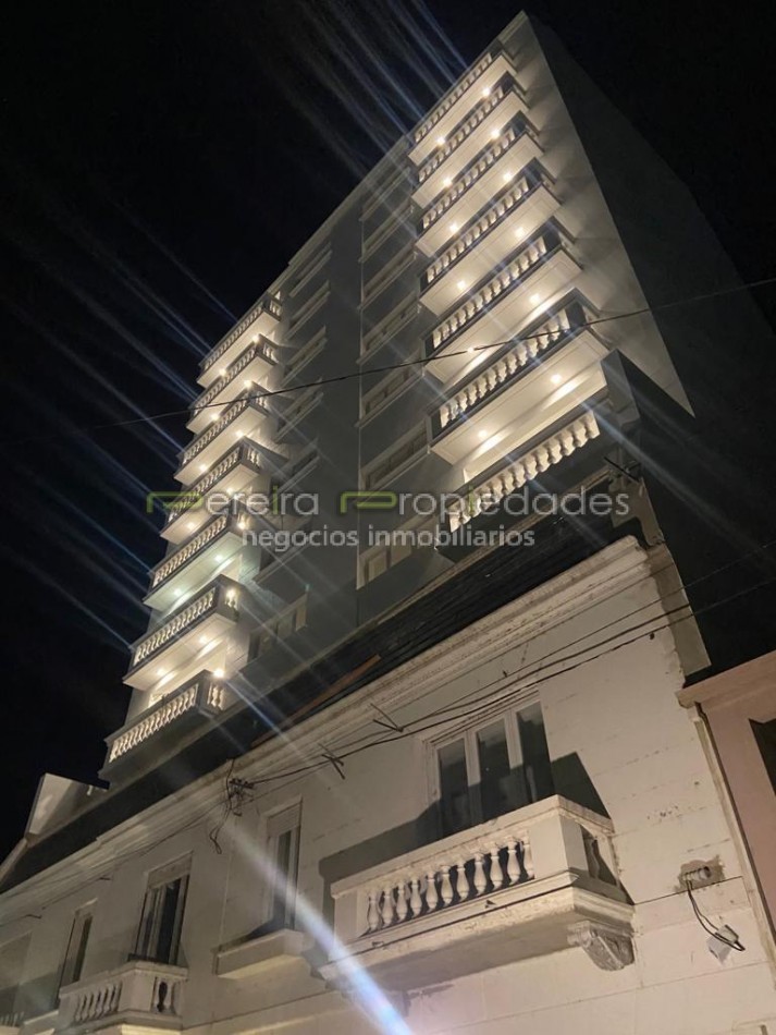 UN DORMITORIO AL FRENTE CON GRAN TERRAZA