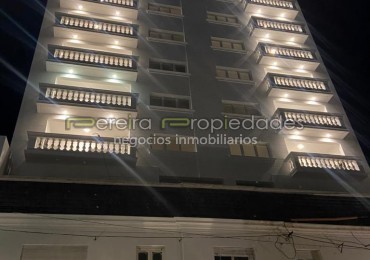 UN DORMITORIO AL FRENTE CON GRAN TERRAZA